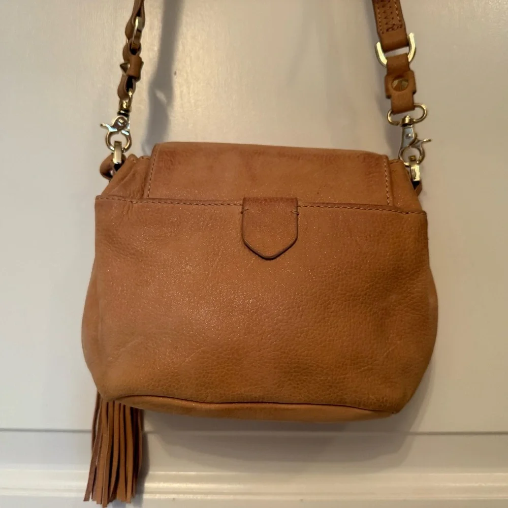 VINCE CAMUTO BAG CROSSBODY TAN LEATHER SHIMMER GOLD TONE HARDWARE FLAP CLOSE